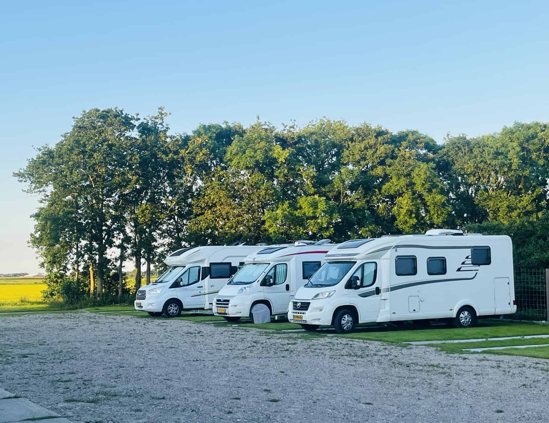 Campers op een rij op de camperplaats