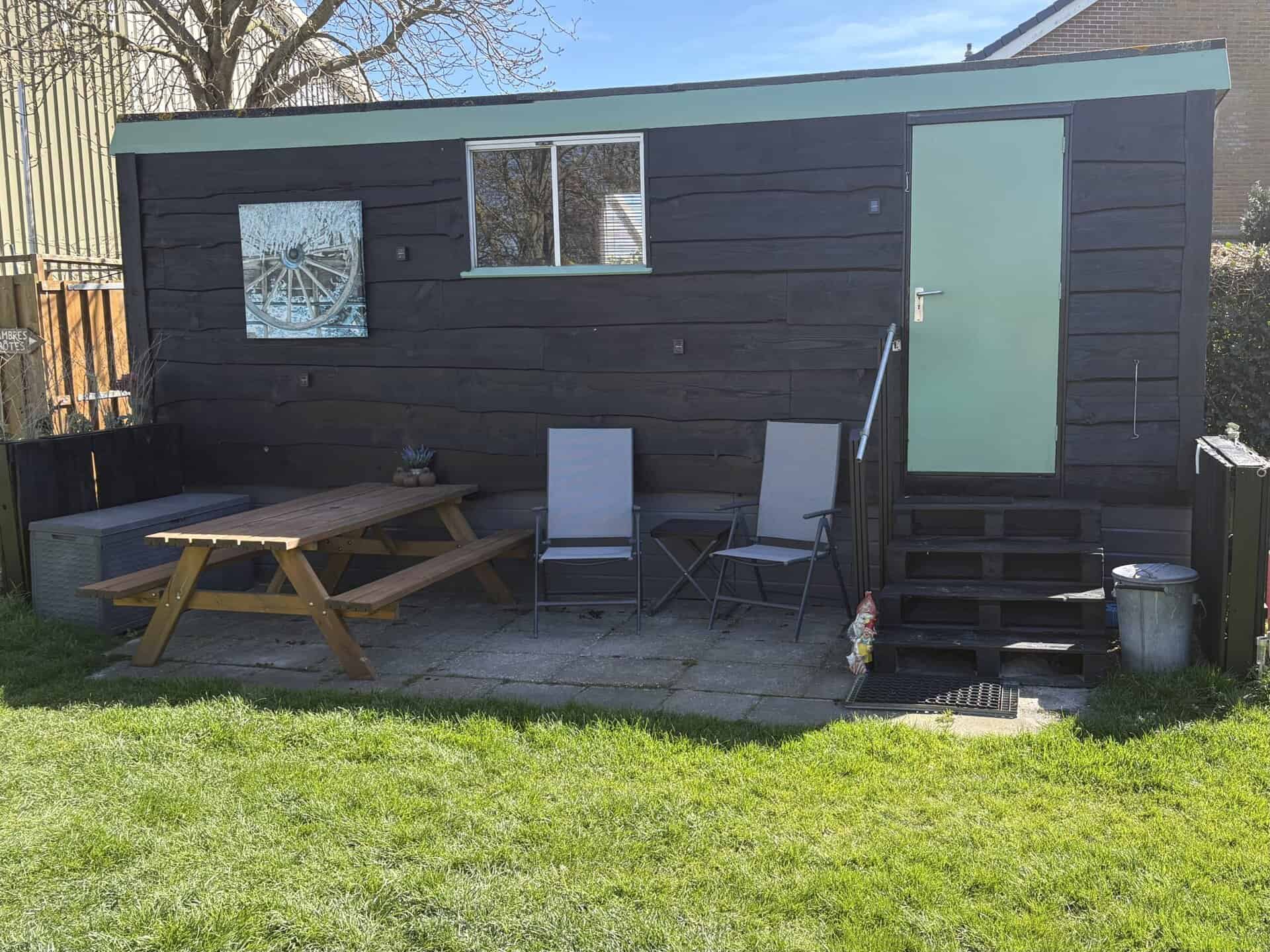 Pip, de pipowagen, met picknicktafel ervoor