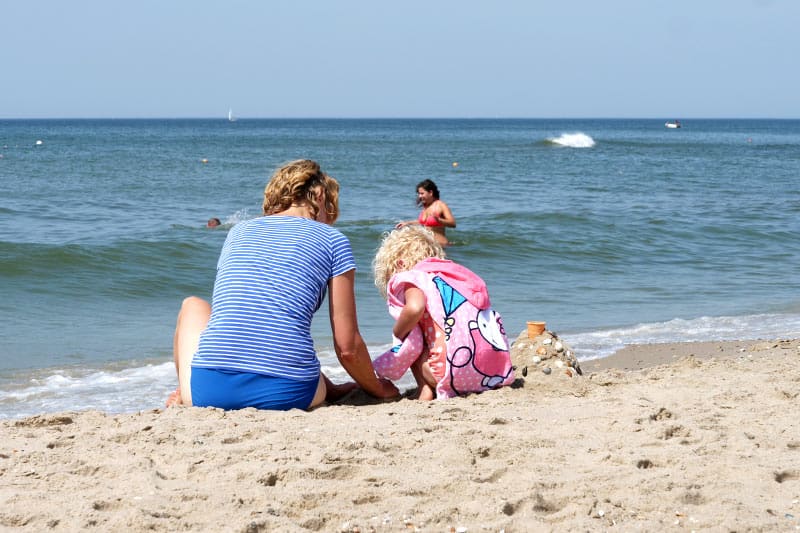 Spelen in het zand op het strand van Callantsoog